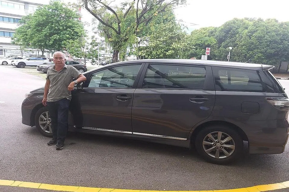 SIKAP POSITIF: Pemandu Grab enam tempat duduk, Encik Israp Salleh, 63 tahun, berkata pendapatannya terjejas lebih 50 peratus. Namun, beliau bersikap positif dan menasihatkan pemandu lain supaya sabar dan tabah. Beliau harap keadaan akan bertambah baik dengan kelonggaran peraturan membolehkan hingga lima orang keluar bersama. - Foto ihsan oleh ISRAP SALLEH