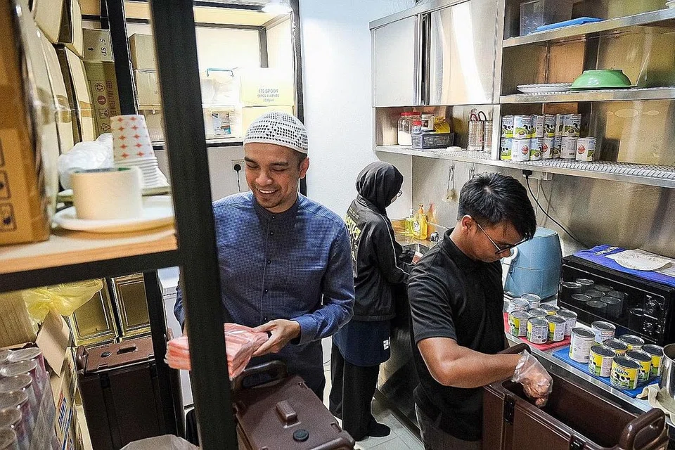 RUANG SELESA BAGI BELIA: Ustaz Faritz (kiri) merancang untuk mengubah suai kafe di Masjid Al-Falah terhadap keperluan belia sambil mewujudkan ruang yang selesa untuk beli berkongsi mengenai keprihatinan mereka. - Foto BH oleh SHAFIQ APANDI
