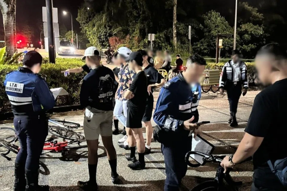 LTA menyatakan bahawa pengayuh basikal tersebut ditahan kerana kesalahan seperti berbasikal dalam kumpulan melebihi 10 pengayuh, dan menaiki basikal yang tidak mematuhi peraturan. 