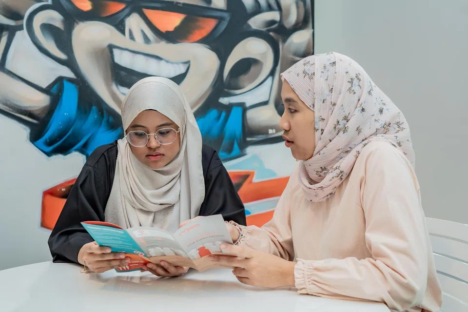 JELASKAN PROSEDUR: Seorang kakitangan Program Penderma Sumsum Tulang (BMDP) menjelaskan kepada penderma sumsum tulang, Cik Qurrantu’aini Abdul Rashid (kiri), tentang proses pendermaan sumsum tulang, risiko dan kesan sampingannya serta bagaimana ia akan membantu menyelamatkan nyawa pesakit yang memerlukan pemindahan sumsum tulang.