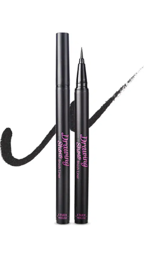 Dengan hujung berus yang halus, ‘Etude Drawing Show Brush Eyeliner’ ($14.90), memudahkan lukisan garisan mata yang tepat dan kekal sepanjang hari.