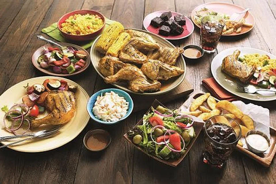 HIDANGAN LAZAT DI RUANG LEBIH BESAR: Sajian menyelerakan boleh dinikmati di sekitaran mesra pelanggan cawangan terbaru Nando's Singapore di Junction 8, Bishan. - Foto NANDO