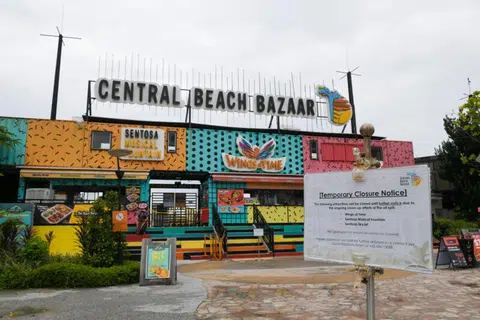 Perniagaan dekat pantai Sentosa terpaksa ditutup ekoran proses pembersihan akibat tumpahan minyak di Terminal Pasir Panjang.