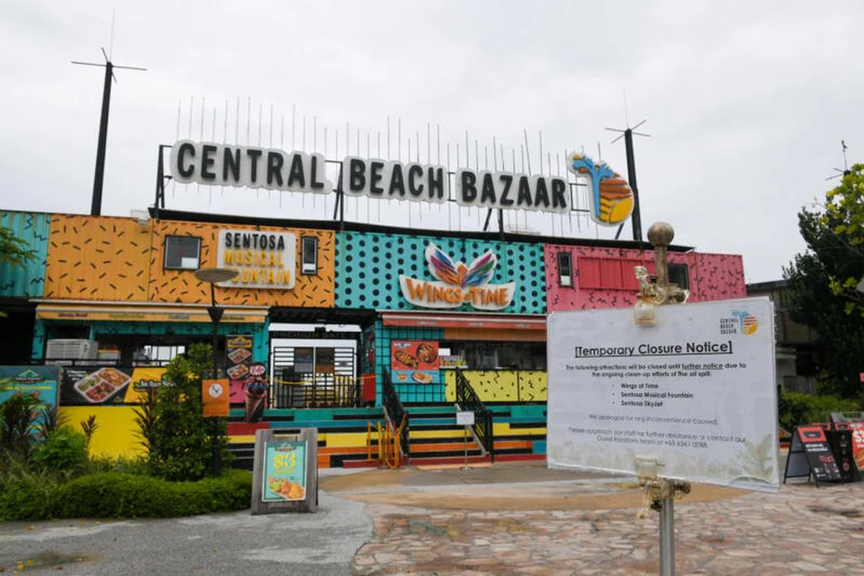 Perniagaan dekat pantai Sentosa terpaksa ditutup ekoran proses pembersihan akibat tumpahan minyak di Terminal Pasir Panjang.