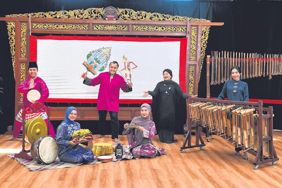 BERI SOKONGAN: Pemerintah akan terus melakukan apa jua demi melindungi mata pencarian dan mengekalkan keupayaan penggiat seni. - Foto fail