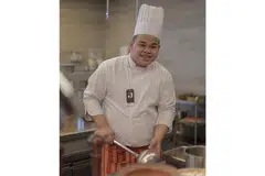 TINGKAT KEMAHIRAN: Dengan peluang bekerja sebagai tukang masak di Hotel Jen Orchardgateway by Shangri-La, Encik Muhammad Jimat Hasan mampu meraih kemahiran baru seperti mempelajari cara memasak masakan Barat selain masakan Melayu yang dipelajarinya sebelum ini. - Foto BH oleh IQBAL FAIZAL