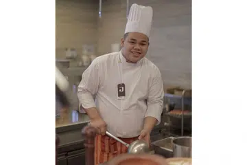 TINGKAT KEMAHIRAN: Dengan peluang bekerja sebagai tukang masak di Hotel Jen Orchardgateway by Shangri-La, Encik Muhammad Jimat Hasan mampu meraih kemahiran baru seperti mempelajari cara memasak masakan Barat selain masakan Melayu yang dipelajarinya sebelum ini. - Foto BH oleh IQBAL FAIZAL