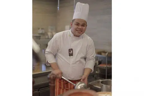 TINGKAT KEMAHIRAN: Dengan peluang bekerja sebagai tukang masak di Hotel Jen Orchardgateway by Shangri-La, Encik Muhammad Jimat Hasan mampu meraih kemahiran baru seperti mempelajari cara memasak masakan Barat selain masakan Melayu yang dipelajarinya sebelum ini. - Foto BH oleh IQBAL FAIZAL
