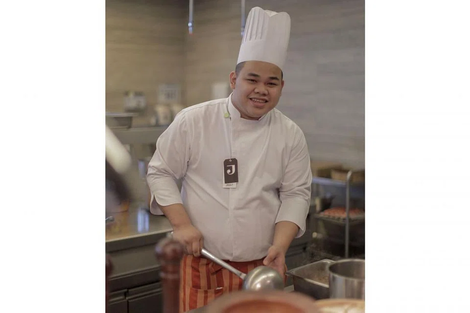 TINGKAT KEMAHIRAN: Dengan peluang bekerja sebagai tukang masak di Hotel Jen Orchardgateway by Shangri-La, Encik Muhammad Jimat Hasan mampu meraih kemahiran baru seperti mempelajari cara memasak masakan Barat selain masakan Melayu yang dipelajarinya sebelum ini. - Foto BH oleh IQBAL FAIZAL