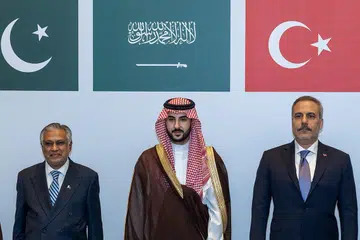 Timbalan Perdana Menteri merangkap Menteri Luar Pakistan, Encik Ishaq Dar (kiri), Menteri Pertahanan Arab Saudi, Putera Khalid bin Salman Al Saud (tengah), dan Menteri Luar Turkey, Encik Hakan Fidan, ketika mesyuarat Jawatankuasa Strategik-Politik dan Pertahanan di Riyadh, Arab Saudi, pada 5 Oktober 2026. Pakistan mengesahkan tenteranya sudah ditempatkan di Arab Saudi, manakala Turkey menyediakan bantuan pertahanan dan teknikal ketika ketiga-tiga negara memperkukuh kerjasama menghadapi serangan Houthi dari Yaman.