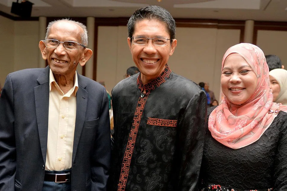 TURUT HADIR: Antara tetamu Anugerah Jauhari 2016 termasuk tokoh muzik setempat, Encik Yusnor Ef (kiri), serta Menteri Negara Kanan (Ehwal Luar merangkap Pertahanan), Dr Mohamad Maliki Osman, dan isterinya, Cik Saadiah Shahal. - Foto M.O. SALLEH 