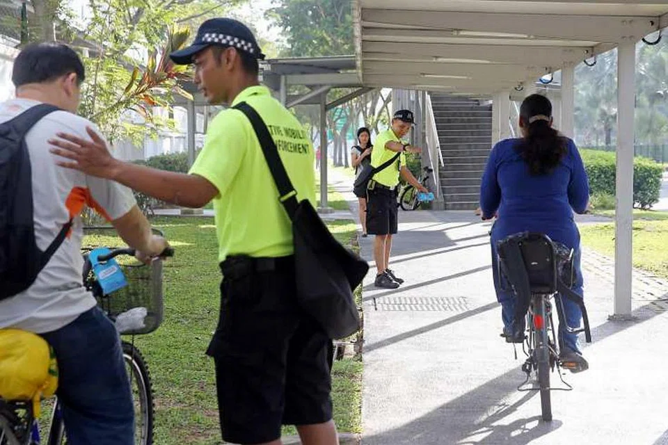 BERI NASIHAT: LTA telah mengerahkan tiga pegawai Penguatkuasaan Mobiliti Aktif ke Woodlands Avenue 7 - kawasan yang dikenal pasti sering digunakan penunggang basikal. - Foto THE STRAITS TIMES