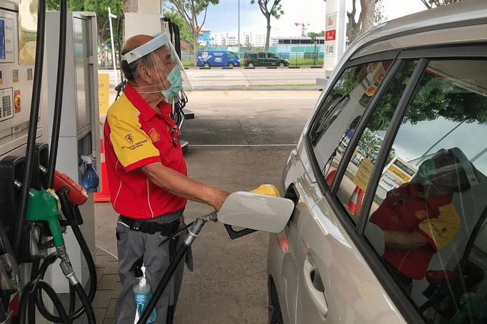 Harga petrol gred 95-octane, iaitu gred petrol popular di sini, jatuh kepada $1.99 seliter bagi semua jenama stesen pam minyak. - Foto FAIL ST