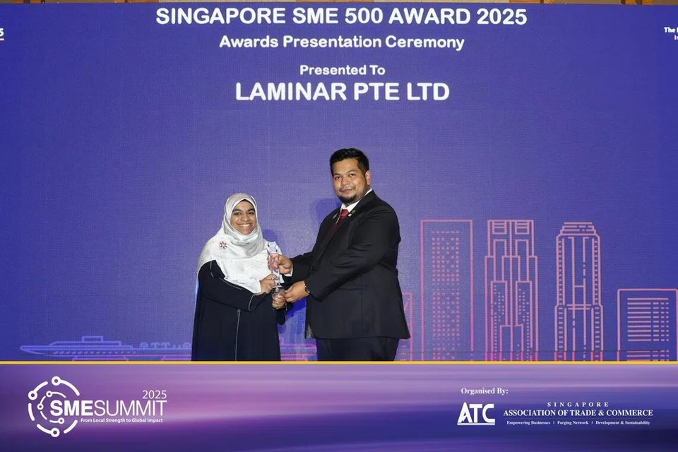 Cik Zeenath Jaleel menerima Anugerah SME 500 di Singapura bagi menghargai pencapaian Laminar, syarikat kejuruteraan yang diasaskannya, yang menunjukkan prestasi cemerlang, inovasi, dan pertumbuhan konsisten dalam industri.