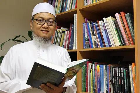 USTAZ MOHD KAMAL MOKHTAR: Kini bertugas sebagai penasihat syariah di cabang bank Islam Maybank. - Foto PUTRI MARDHIYAH YAZID