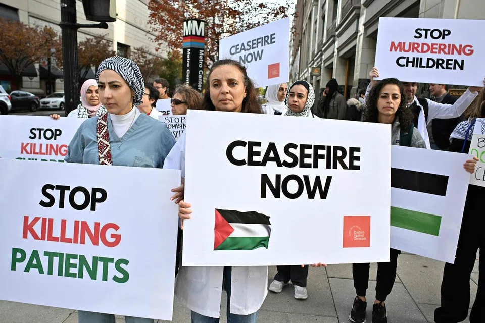 DESAK SEGERAKAN GENCATAN SENJATA: Peserta yang terlibat dalam tunjuk perasaan di Washington menuntut peperangan di Gaza dihentikan dan gencatan senjata disegerakan.