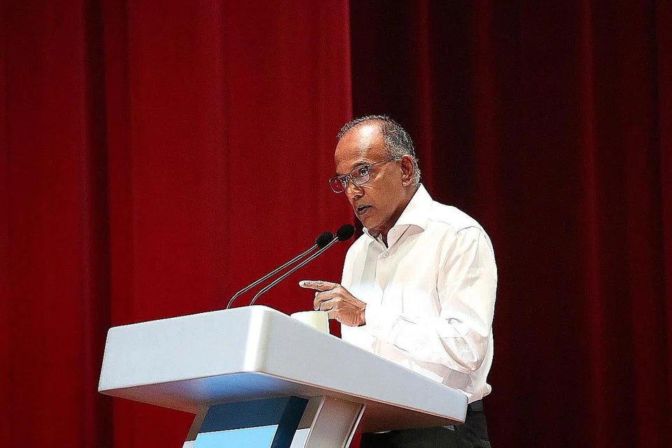 PENDIRIAN TEGAS: Encik Shanmugam menekankan bahawa Singapura tidak akan berganjak daripada pendirian tegasnya terhadap kesalahan dadah. Beliau menekankan demikian ketika berucap di Seminar Pelan Kerja CNB di Akademi Home Team semalam.