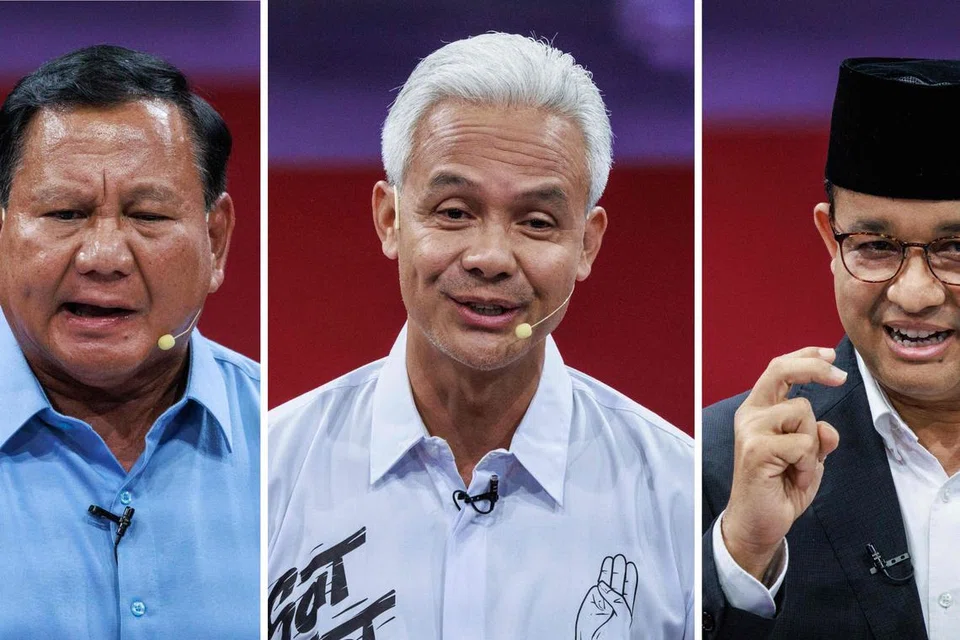 Sedang Encik Prabowo Subianto (kiri) berasa lega dengan keputusan kiraan pantas pilihan raya 14 Februari, Encik Anies Baswedan (kanan) dan Encik Ganjar Pranowo (tengah) masih belum mahu mengaku kalah dan menunggu keputusan rasmi daripada Suruhanjaya Pilihan Raya (KPU).