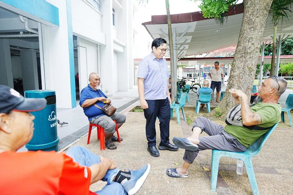 Anggota Parlimen (AP) GRC Aljunied, Encik Fadli Fawzi, beramah-tamah dengan penduduk di Kaki Bukit. Menurutnya, beliau berhasrat mengutamakan usaha mengendalikan estet kejiranan dengan baik, di samping mencari peluang mempertingkat prasarana tempatan seperti laluan pejalan kaki berbumbung.
