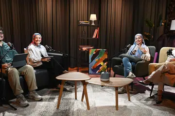 (Dari kiri) Penerbit Eksekutif, Encik Fakhruradzi Ismail dan Penerbit dan Penyampai Podcast, Cik Natasha Mustafa bersama tetamunya, Cik Anita Jangil dan Pengurus Kes di Persatuan Anti-Narkotik Singapura (SANA), Cik Dianah Ja’afar dalam episod empat siri vodcast Berita Harian bersama Biro Narkotik Pusat (CNB) yang mengupas kesan penyalahgunaan dadah kepada keluarga.