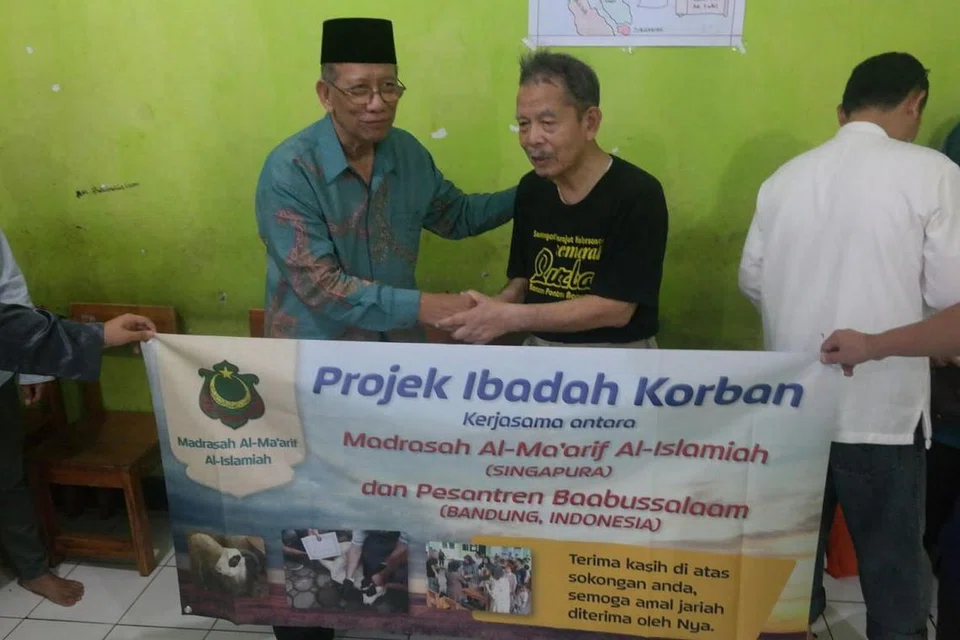 Madrasah Al-Ma'arif Al-Islamiah bakal melaksanakan ibadah korban buat kali ke-12 pada tahun ini dengan kerjasama Pesantren Baabussalam di Kopo Bandung, Indonesia. Gambar menampilkan (Dari kiri) Pengerusi Madrasah Al-Ma'arif Al-Islamiah, Cikgu Mohd Mamun Suheimi bersama Pengetua Pesantren Baabussalam, Pa Kiyai semasa projek ibadah korban sekitar dua atau tiga tahun lepas.