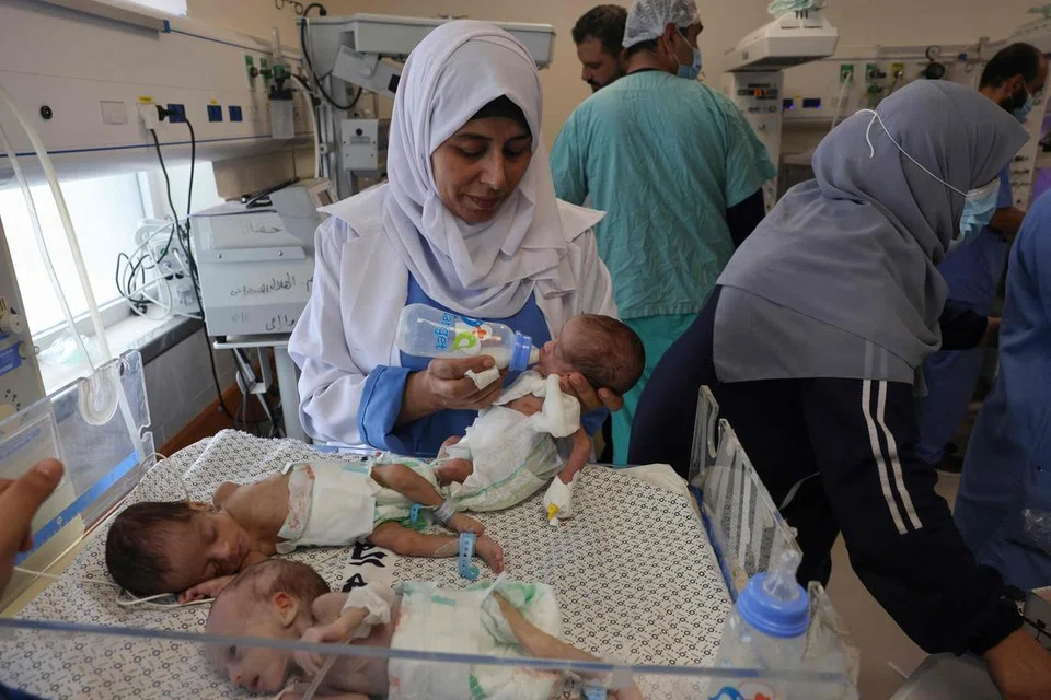 SELAMATKAN BAYI: Bayi pramatang ini yang telah dikeluarkan daripada inkubator di Hospital Al-Shifa diberi susu ketika menjalani rawatan selepas dipindahkan ke Hospital Emirates di Rafah, Gaza, pada Ahad.