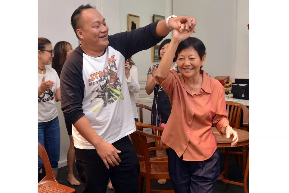 DI BALIK TAKBIR: Jessie Cheang (kanan) menghidupkan watak selaku ibu kepada Sebastian Sim semasa sesi latihan Lu Siapa? baru-baru ini. - Foto BH oleh AZIZ HUSSIN 