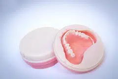 Cara terbaik mengekalkan kesihatan oral paling asas termasuk memberus gigi dua kali sehari dan mengguna flos gigi setiap hari. Kurangkan minuman berasid seperti minuman ringan, kordial dan jus yang akan melemahkan mineral pada enamel gigi lalu menyebabkan gigi berlubang.