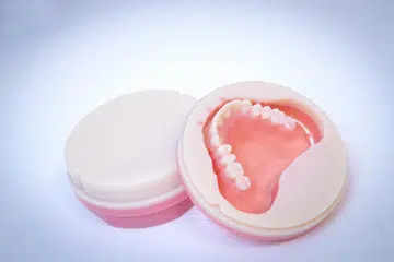 Cara terbaik mengekalkan kesihatan oral paling asas termasuk memberus gigi dua kali sehari dan mengguna flos gigi setiap hari. Kurangkan minuman berasid seperti minuman ringan, kordial dan jus yang akan melemahkan mineral pada enamel gigi lalu menyebabkan gigi berlubang.