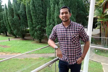 GIAT BERBAKTI: Encik Sheikh mula berkhidmat sewaktu menuntut di ITE dengan memberi tuisyen dan menjadi pembimbing kepada belia daripada keluarga susah. - Foto NAZRY MOKHTAR