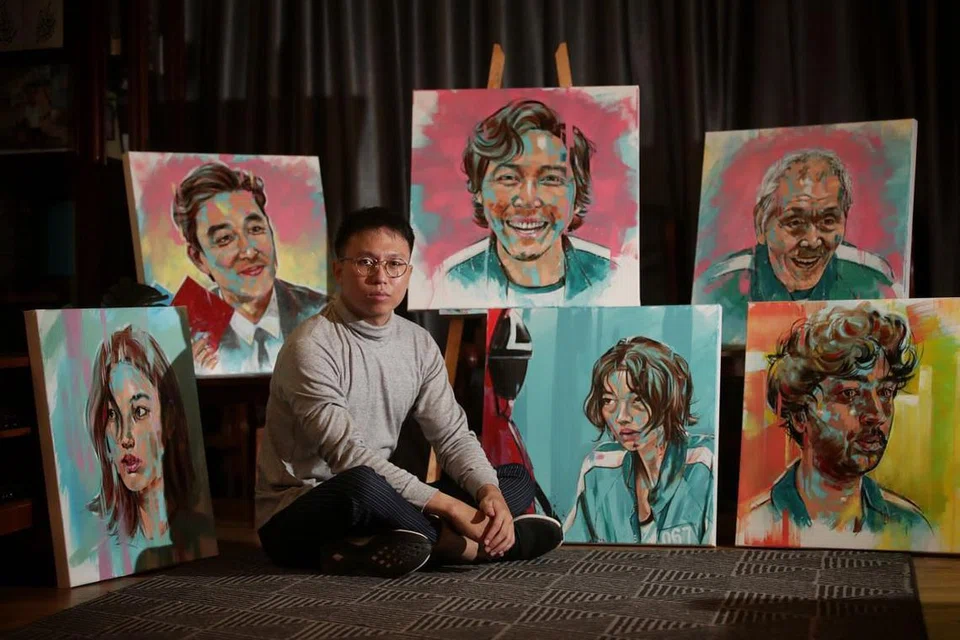 TERPAUT PADA 'SQUID GAME': Jika sebelum ini Encik Muhammad Nurman Selamat tidak begitu berminat dengan drama Korea, drama 'berhantu' Squid Game di Netflix dengan jalan cerita tentang bahaya berhutang memikatnya sehingga menghasilkan siri lukisan potret watak 'Squid Game'. - Foto BH oleh GIN TA