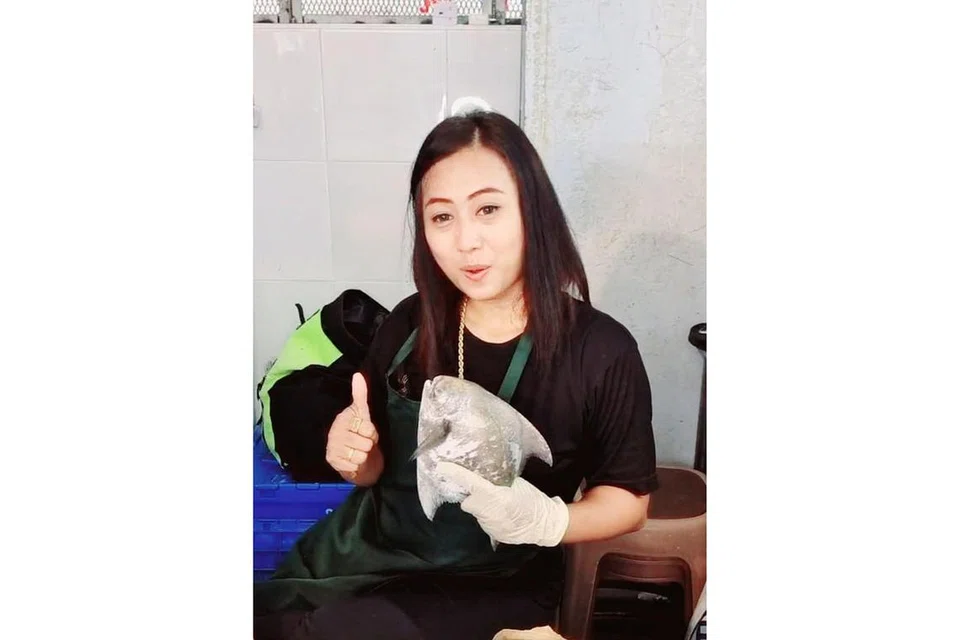TAWAR BARANGAN MUTU TINGGI: Untuk pastikan pelanggan kekal berpuas hati dengan barangan yang dibeli Cik Shakila (gambar atas), pemilik bersama Five5Empire MeatSeafood hanya menawarkan makanan laut yang berkualiti kepada pelanggannya.