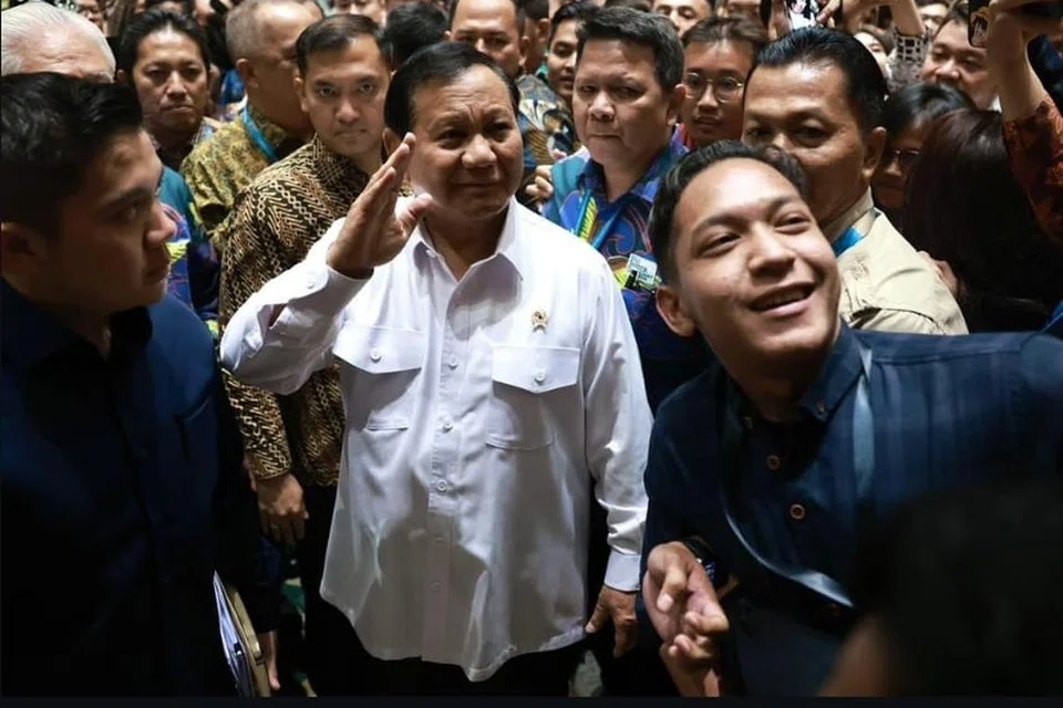Presiden terpilih, Encik Prabowo Subianto (tengah), yang akan mengangkat sumpah sebagai Presiden Indonesia yang baharu pada 20 Oktober di majlis penutup Sidang Puncak Pelabur Harian BNI 2024 di Pusat Konvensyen Jakarta (JCC), Jakarta, 9 Oktober.