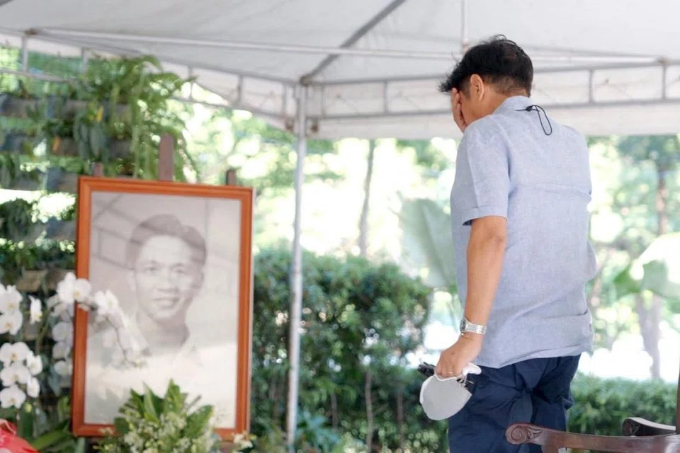 LAWAT KUBUR BAPA: Encik Marcos Jr melawat kubur bapanya, mantan presiden Filipina, Encik Marcos Sr, di Taguig, Filipina. Bapanya pernah digelak diktator negara itu dan memerintah selama 21 tahun. - Foto REUTERS