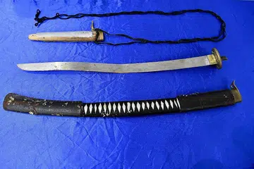 DIHADAP MAHKAMAH: Fadhil Yusop, 37 tahun, didakwa menggunakan pedang samurai untuk mengelar Encik Amila Chinthana sebanyak tiga kali pada Isnin lalu. - Foto BH oleh DESMOND FOO / Foto ROADS.SG/FACEBOOK