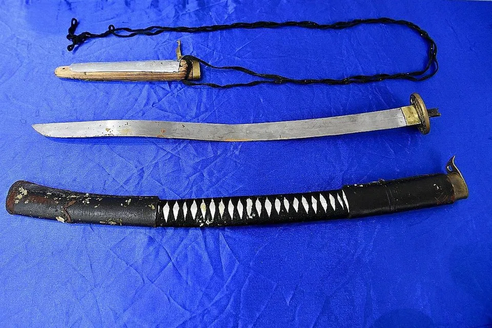 DIHADAP MAHKAMAH: Fadhil Yusop, 37 tahun, didakwa menggunakan pedang samurai untuk mengelar Encik Amila Chinthana sebanyak tiga kali pada Isnin lalu. - Foto BH oleh DESMOND FOO / Foto ROADS.SG/FACEBOOK