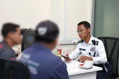 saman tertunggak, pemandu asing, singapura 
