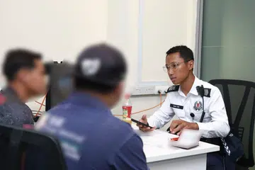 saman tertunggak, pemandu asing, singapura 