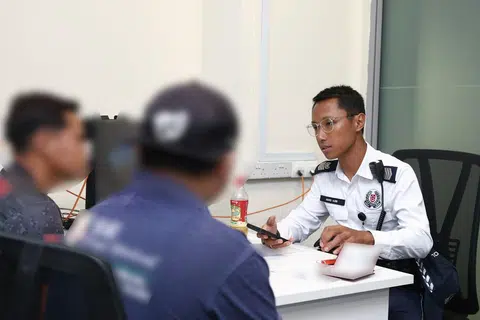 saman tertunggak, pemandu asing, singapura 