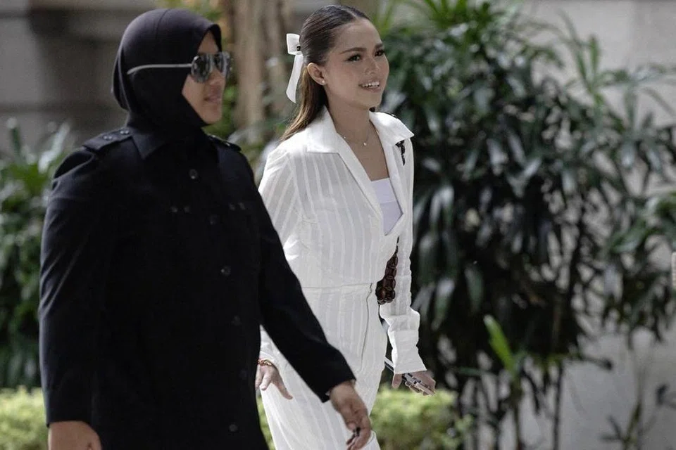 Penyanyi dan pelakon, Bella Astilah (kanan), turut hadir pada hari kedua prosiding kes Ahli Parlimen Muar (Johor), Syed Saddiq Syed Abdul Rahman, di Mahkamah Rayuan, Istana Kehakiman Putrajaya, pada 20 Mac.