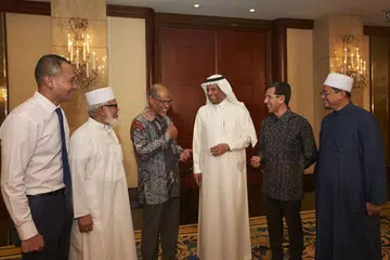PERERAT HUBUNGAN: (Dari kiri) Encik Fahmi, Shaikh Syed Isa, Encik Masagos, Encik Saad, Encik Alami dan Dr Mohamed Fatris beramah mesra sebelum waktu berbuka puasa. - Foto BH oleh ROSLEE ABDUL RAZAK