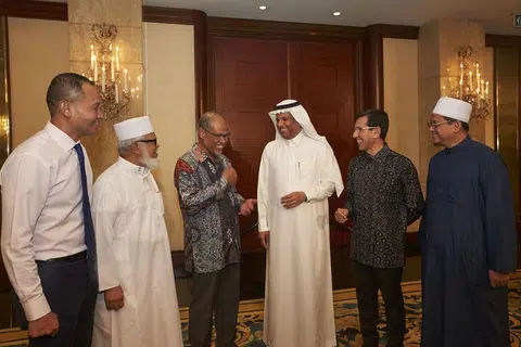PERERAT HUBUNGAN: (Dari kiri) Encik Fahmi, Shaikh Syed Isa, Encik Masagos, Encik Saad, Encik Alami dan Dr Mohamed Fatris beramah mesra sebelum waktu berbuka puasa. - Foto BH oleh ROSLEE ABDUL RAZAK