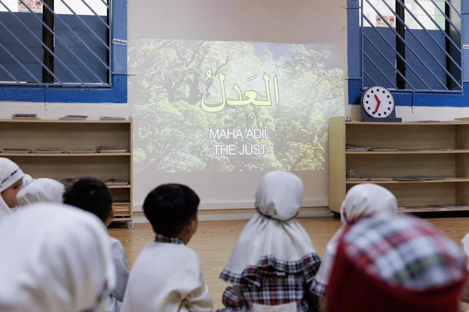 Murid-murid Hanis Montessori mengikuti sesi pembelajaran mengenai nilai Islam di cawangannya di Tampines.