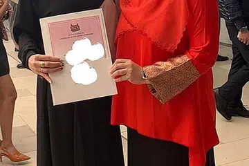 WARGA BARU: Cik Jacobs (kiri) dan Dr Intan bergambar di Majlis Kerakyatan GRC Ang Mo Kio dan SMC Sengkang West, Ahad lalu. - Foto INTAN MOKHTAR/FACEBOOK