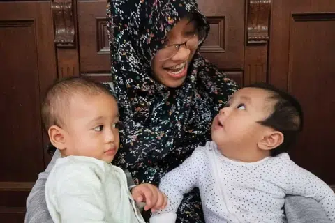 Cik Hazami Hamidon, bersama anak sulungnya, Tholha Muhammad Zaweer, dan anak saudaranya, Syurahbill Mohamad Sallehan, yang menerima susu ibu daripada beliau ketika berada di NICU.