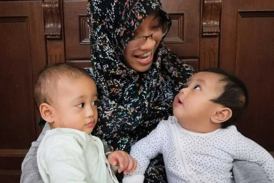Cik Hazami Hamidon, bersama anak sulungnya, Tholha Muhammad Zaweer, dan anak saudaranya, Syurahbill Mohamad Sallehan, yang menerima susu ibu daripada beliau ketika berada di NICU.