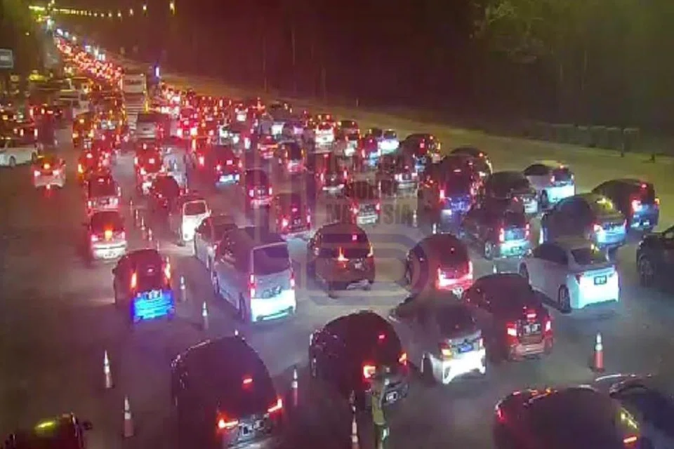 Kesesakan trafik teruk di Lebuh Raya Karak, di Bentong, Pahang, menuju ke Lembah Klang berikutan orang ramai pulang ke ibu kota selepas cuti Aidilfitri di negeri Pantai Timur iaitu Pahang, Terengganu dan Kelantan.