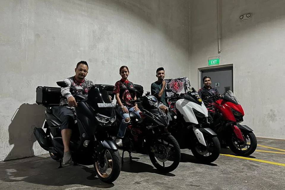 ANAK BERANAK NAIK MOTOSIKAL BUAT AMAL: (Dari kiri) Encik Mohd Noor Ali bersama anak-anaknya, Cik Putri Nur’Ain; Encik Muhd Raihan dan Encik Muhd Raimy.