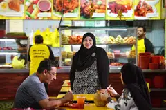 PRIHATIN TERHADAP PELANGGAN: Cik Beevi (tengah) amat prihatin mengenai kemampuan pelanggannya untuk membeli makanan di Saffron walaupun terpaksa menanggung kos sewa yang tinggi. - Foto BM oleh LIM YAOHUI