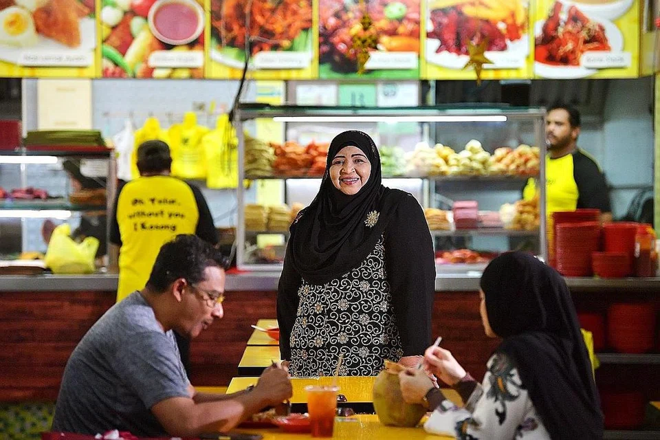 PRIHATIN TERHADAP PELANGGAN: Cik Beevi (tengah) amat prihatin mengenai kemampuan pelanggannya untuk membeli makanan di Saffron walaupun terpaksa menanggung kos sewa yang tinggi. - Foto BM oleh LIM YAOHUI